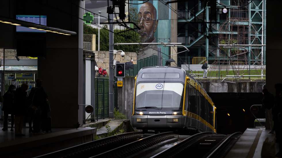 Um metro chega à estação de metro da Trindade no Porto, 5 de dezembro de 2022. O Metro do Porto celebra este mês o seu 20º Aniversário. (ACOMPANHA TEXTO DE 06 DE DEZEMBRO DE 2022). JOSÉ COELHO/LUSA