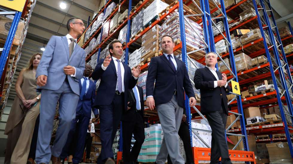 O ministro das Finanças, Fernando Medina (2-D), acompanhado pelo embaixador de Portugal em Angola, Francisco Alegre Duarte (C), e pelo diretor Financeiro da Angonabeiro, Carlos Gomes (2-E), durante a visita às instalações da Angonabeiro, em Luanda, Angola, 03 de abril de 2023. Fernando Medina, que iniciou hoje uma visita a Luanda, até quinta-feira, a convite da sua homóloga angolana, Vera Daves de Sousa. AMPE ROGÉRIO/LUSA