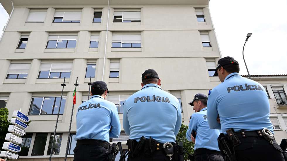 Os polícias, vestidos de preto, preenchem totalmente uma das bancadas laterais, que tem mais de 500 lugares