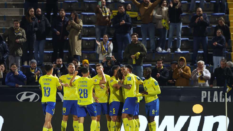 Os jogadores do Arouca festejam um golo durante o jogo da Primeira Liga de Futebol com o Famalicão, disputado no Estádio Municipal de Famalicão, 03 de abril de 2023. ESTELA SILVA/LUSA