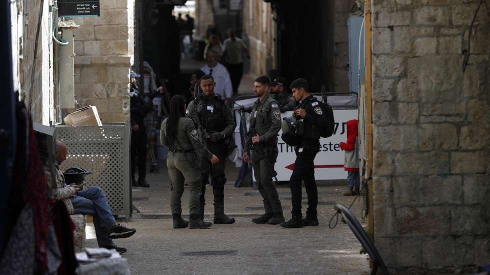 epa10559634 Israeli border police patrol an alley leading to the Al Aqsa Mosque compound in Jerusalem’s Old City, 05 April 2023. Clashes between Palestinians and Israeli police erupted overnight at the Al Aqsa Mosque when police raided the premises. According to the Israeli police, hundreds of alleged rioters and mosque desecrators who had barricaded themselves at Temple Mount were arrested.  EPA/ATEF SAFADI