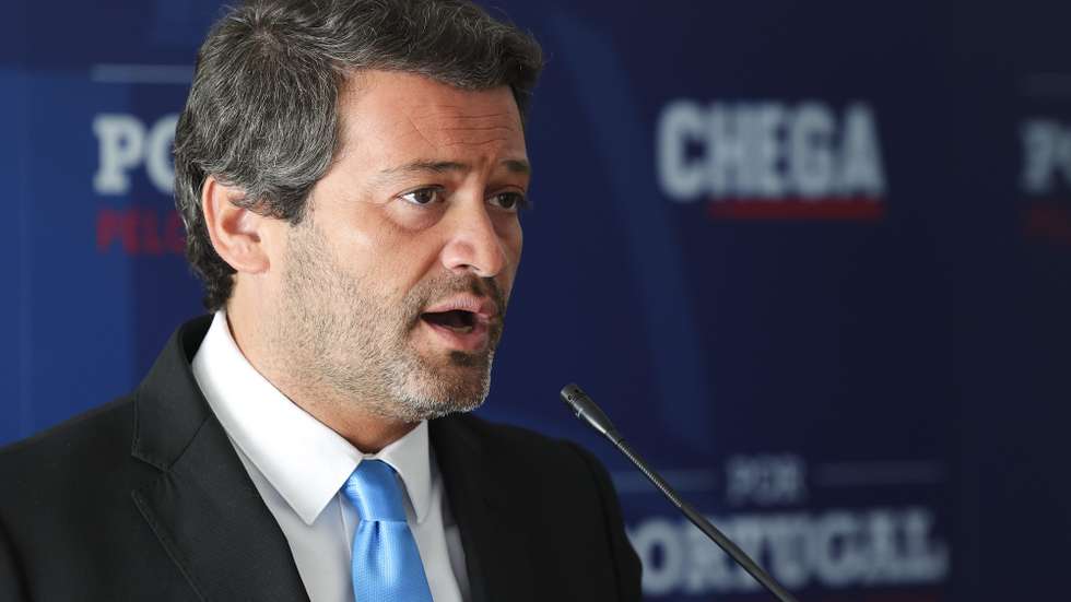 O presidente do Chega, André Ventura, intervém durante uma conferência de imprensa sobre TAP, novo aeroporto de Lisboa e Jornada Mundial da Juventude, em Lisboa, 10 de abril de 2023. MANUEL DE ALMEIDA/LUSA