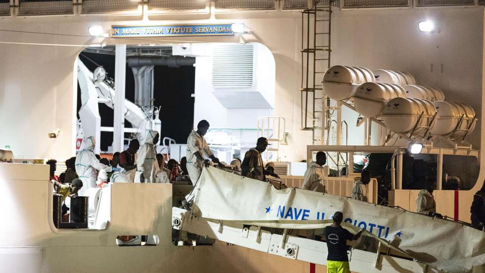 epa06823240 Migrants descend from the Diciotti, an Italian Coast Guard patrol boat, carrying over 500 migrants rescued in recent days in the Mediterranean and a corpse, in the port of Pozzallo, Sicily island, southern Italy, 19 June 2018 (issued 20 June 2018). On board there are also 42 refugees rescued from the 'Trenton' ship of the US Navy from a shipwreck in front of the Libyan coast in which 12 people are missing.  EPA/FRANCESCO RUTA