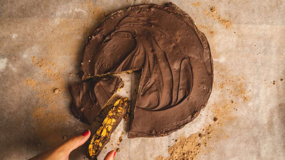 O  salame de chocolate de O Lisboeta na EmbaiXada vai mudando de sabores e este mês é de avelã.
