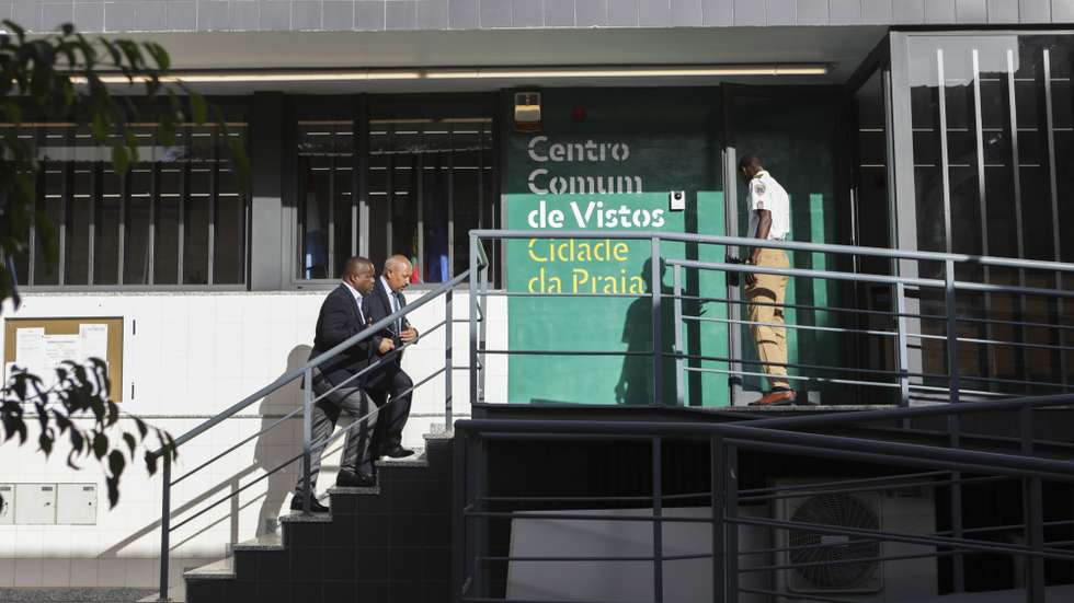 O secretário de Estado das Comunidades Portuguesas, Paulo Cafôfo (C), durante a inauguração das novas instalações do Centro Comum de Vistos (CCV) da Praia, gerido por Portugal e que desde 2010 emite vistos de curta duração para o espaço Schengen em representação de 19 países europeus, Praia, Cabo Verde, 12 de abril de 2023. ELTON MONTEIRO/LUSA