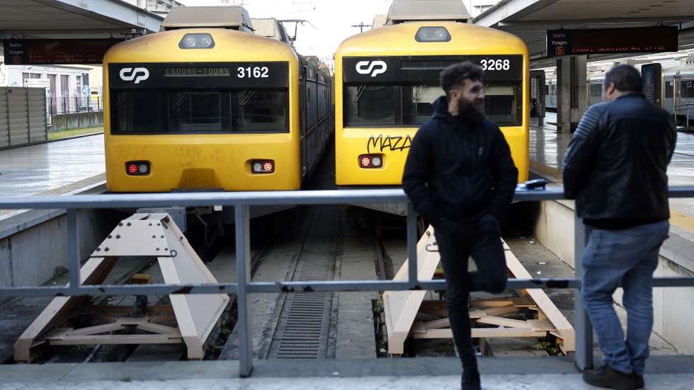 Utentes aguardam por um comboio no início da greve de trabalhadores maquinistas da CP - Comboios de Portugal, convocada pelo Sindicato Nacional dos Maquinistas dos Caminhos de Ferro Portugueses (SMAQ), até dia 21 de fevereiro, na Estação do Cais do Sodré, em Lisboa, 09 de fevereiro de 2023. Os trabalhadores exigem aumentos salariais, valorização das carreiras, melhores condições de trabalho e de segurança, humanização das escalas de serviço, horas de refeição enquadradas e redução dos repousos fora da sede; e o reconhecimento e valorização das exigências profissionais e de formação dos maquinistas pelo novo quadro legislativo. ANTÓNIO PEDRO SANTOS/LUSA
