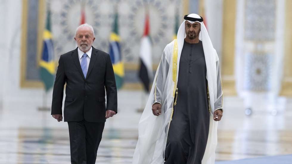 epa10574325 A handout photo made available by the UAE Presidential Court, shows Luiz Inacio Lula da Silva (L), the President of Brazil, and HH Sheikh Mohamed bin Zayed Al Nahyan (R), President of the United Arab Emirates, during an official visit reception at Qasr Al Watan in Abu Dhabi, United Arab Emirates, 15 April 2023. Lula is on a one-day official visit to the United Arab Emirates.  EPA/ABDULLA AL NEYADI / HANDOUT EDITORIAL USE ONLY/NO SALES HANDOUT EDITORIAL USE ONLY/NO SALES
