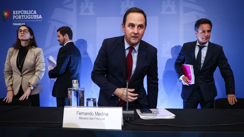 O ministro das Finanças, Fernando Medina (C), à chegada para uma conferencia de apresentação do Programa de Estabilidade 2023 – 2027, em Lisboa, 17 de abril de 2023. RODRIGO ANTUNES/LUSA