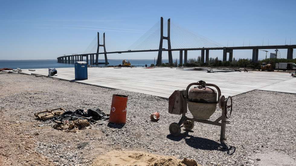 Estaleiro das obras de preparação do recinto do Parque Tejo-Trancão para a Jornada Mundial da Juventude (JMJ) de Lisboa 2023, 17 de abril de 2023. Cerca de 100 hectares compõem o designado Parque Tejo- Trancão, nos concelhos de Lisboa e de Loures, onde milhares de jovens católicos de todo o mundo vão participar nas Jornada Mundial de Juventude (JMJ) entre 1 a 6 de agosto de 2023. (ACOMPANHA TEXTO DA LUSA DE 19 DE ABRIL DE 2023). MIGUEL A. LOPES/LUSA
