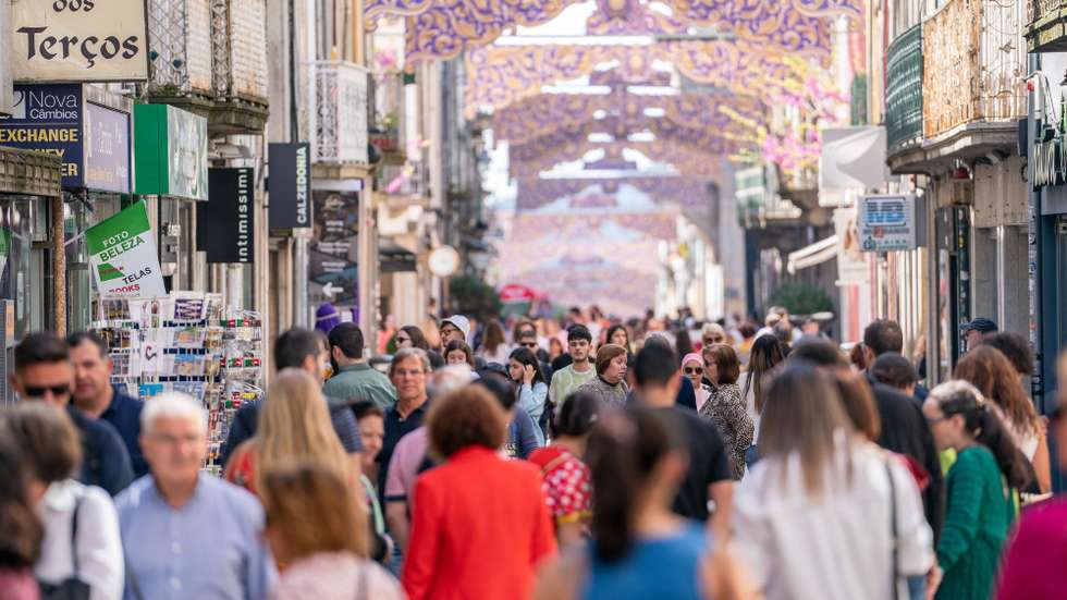 Várias pessoas passeiam na rua durante a Semana Santa em Braga, 06 de abril de 2023. HUGO DELGADO/LUSA
