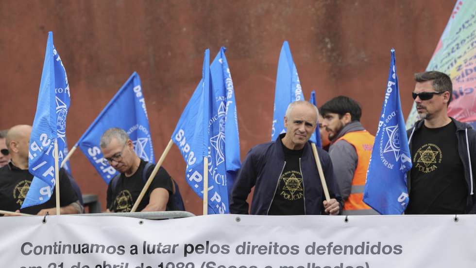 Polícias participam no protesto sindical pelos direitos dos polícias, promovido pelo Sindicato Nacional da Polícia (Sinapol) e pelo Sindicato dos Profissionais de Polícia (SPP), em defesa da valorização da profissão policial e pelo direito a remunerações justas (remuneração base e suplementos), e por ocasião das comemorações dos "Secos e Molhados", em Lisboa, 21 de abril de 2023. ANTÓNIO COTRIM/LUSA