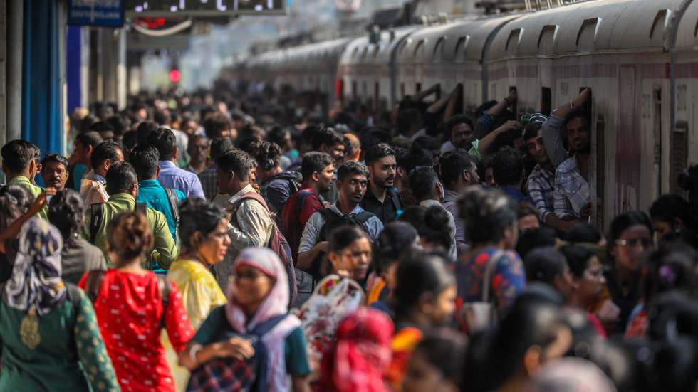 epaselect epa10581393 People wait on the platform to board a local train at Boriwali railway station in Mumbai, India, 20 April 2023. India's population will outstrip China's population to become the most populous country in the world, as estimated by the State of the World Population report of the United Nations Population Fund (UNFPA).  EPA/DIVYAKANT SOLANKI