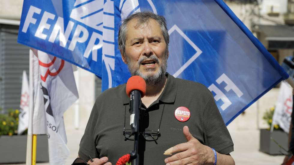 O secretário-geral da FENPROF - Federação Nacional dos Professores, Mário Nogueira, intervém durante o protesto dos professores do distrito de Santarém, 24 de abril de 2023. PAULO CUNHA/LUSA