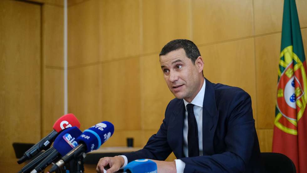 O ministro das Infraestruturas, João Galamba, usa da palavra durante uma conferência de imprensa após a polémica com o antigo adjunto do seu gabinete, Frederico Pinheiro (ausente da foto), exonerado na semana passada, 29 de Abril de 2023.  MIGUEL A.LOPES / LUSA