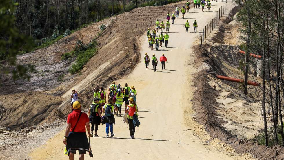 Peregrinos a pé a caminho de Fátima na zona de Leiria, 10 de maio de 2023. Milhares de peregrinos dirigem-se a Fátima para as celebrações religiosas de 12 e 13 de maio no Santuário de Fátima. PAULO CUNHA/LUSA