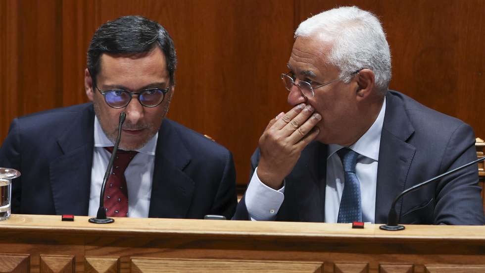 O primeiro-ministro, António Costa (D), conversa com o secretário de Estado Adjunto do Primeiro-Ministro, António Mendonça Mendes, durante o debate mensal na Assembleia da República, em Lisboa, 24 de maio de 2023. TIAGO PETINGA/LUSA