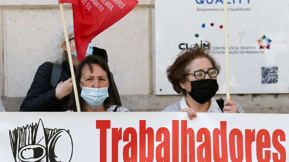 Manifestação  de trabalhadores afetos à Federação dos Sindicatos de Agricultura, Alimentação, Bebidas, Hotelaria e Turismo de Portugal (FESAHT) que trabalham na confeção de alimentos das cantinas e refeitórios concessionados de escolas, hospitais, diversos serviços públicos, fábricas e unidades do setor privado e social, exigindo "aumentos salariais dignos e justos para 2021, em defesa dos direitos dos trabalhadores e pela negociação do Contrato Coletivo de Trabalho",  junto à sede da Associação da Hotelaria, Restauração e Similares de Portugal (AHRESP), e que contou com a presença de Isabel Camarinha, secretária-geral da CGTP-IN, Lisboa, 17 de maio de 2021. MANUEL DE ALMEIDA/LUSA