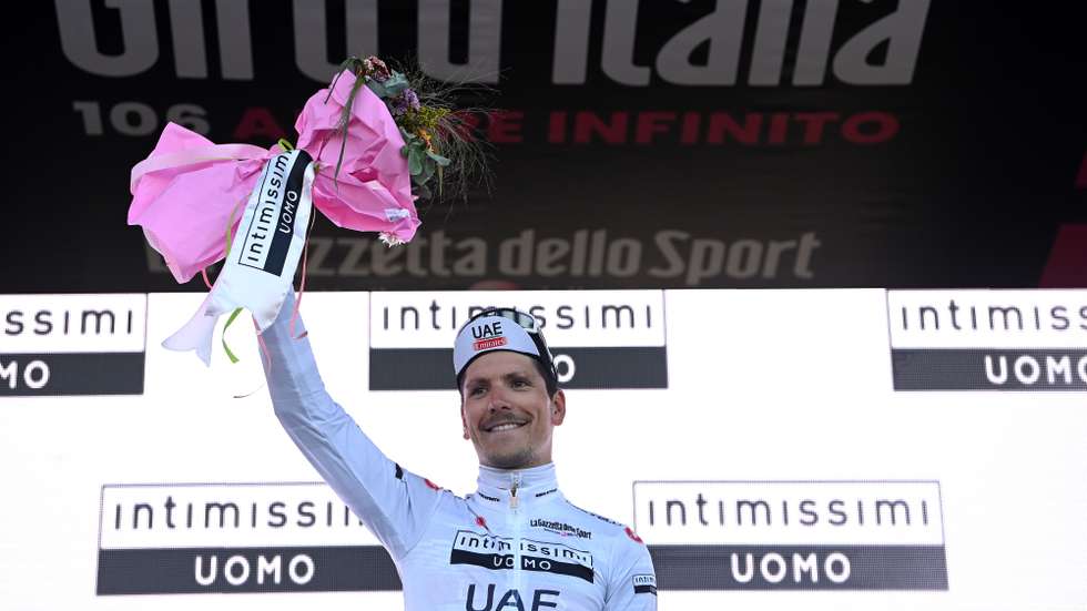 O ciclista de 24 anos, que também conquistou a classificação da juventude, é o primeiro português a fechar o Giro no pódio e o segundo corredor luso a ficar entre os três melhores de uma grande Volta