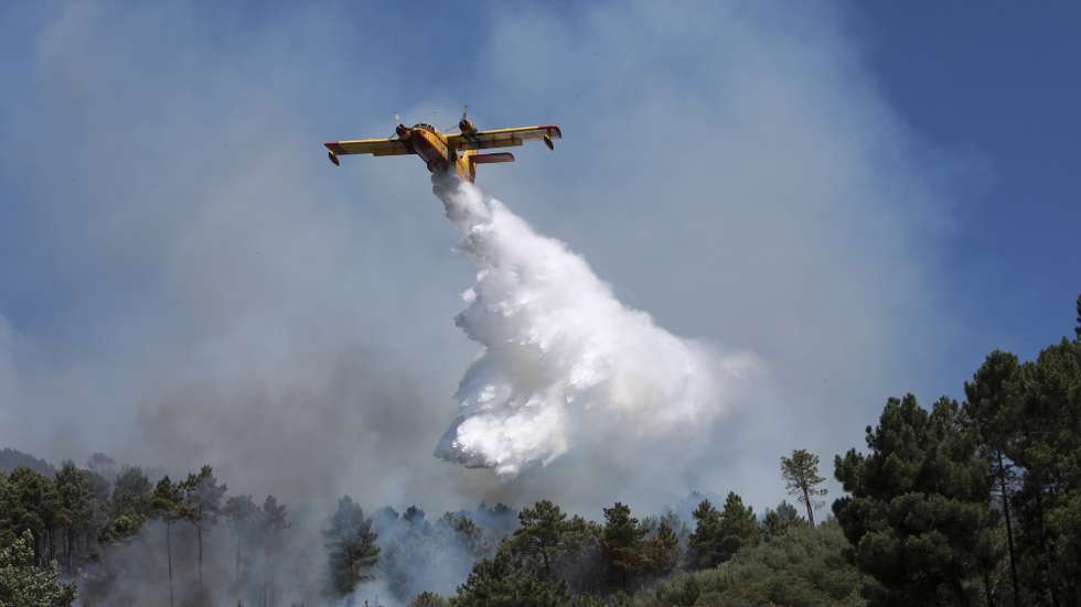 Um avião faz uma descarga no incêndio que deflagrou na madrugada de sábado em Garrocho, no concelho da Covilhã, e que está a ser combatido por três centenas de bombeiros e vários meios aéreos, 07 de agosto de 2022. MIGUEL PEREIRA DA SILVA / LUSA