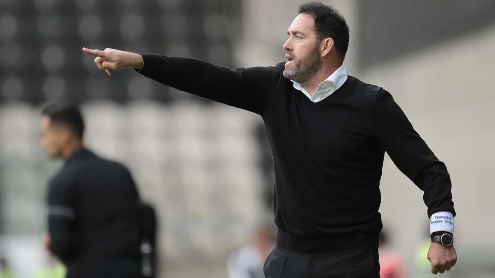 O treinador GD Estoril Praia, Ricardo Soares, reage durante o jogo da Primeira Liga de futebol entre o Boavista FC e o GD Estoril Praia, disputado no Estádio do Bessa, no Porto, 06 de maio de 2023. MANUEL FERNANDO ARAÚJO/LUSA