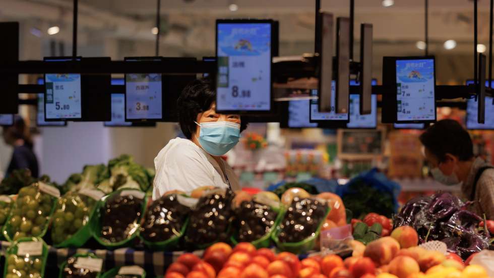 epa10680864 A woman buys items in a grocery shop, in Shanghai, China, 09 June 2023. China's Consumer Price Index (CPI) edged up to 0.2 percent in May 2023, from April's 26-month low of 0.1 percent, the National Bureau of Statistics reported on 09 June.  EPA/ALEX PLAVEVSKI
