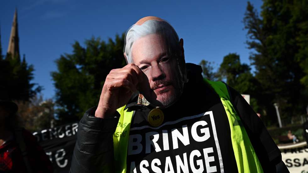 epa10649161 Participants take part in the Free Julian Assange Quad Rally in Sydney, Australia, 24 May 2023.  EPA/DAN HIMBRECHTS  AUSTRALIA AND NEW ZEALAND OUT