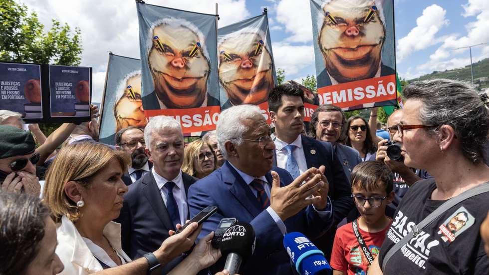 O primeiro ministro António Costa (C) acompanhado pela mulher Fernanda Tadeu (E) fala com professores durante as comemorações oficiais do Dia de Portugal, de Camões e das Comunidades Portuguesas, na Régua, 10 de junho de 2023. JOSÉ COELHO/LUSA