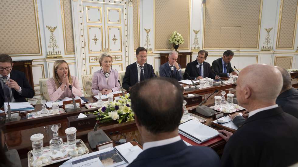 epa10684840 A handout picture made available by the Chigi Palace (Palazzo Chigi) Press Office shows Italy's Prime Minister Giorgia Meloni (2-L), European Commission President Ursula von der Leyen (3-L) and Netherlands' Prime Minister Mark Rutte (4-L) during a joint meeting with Tunisian President Kais Saied (R, back to camera) at the presidential palace in Carthage, outside Tunis, Tunisia, 11 June 2023.  EPA/FILIPPO ATTILI/CHIGI PALACE PRESS OFFICE HANDOUT  HANDOUT EDITORIAL USE ONLY/NO SALES