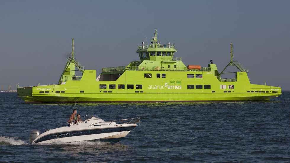 Ferry que faz a ligação entre a Península de Tróia e Setúbal, 22 de maio de 2012.   ANTONIO COTRIM/LUSA