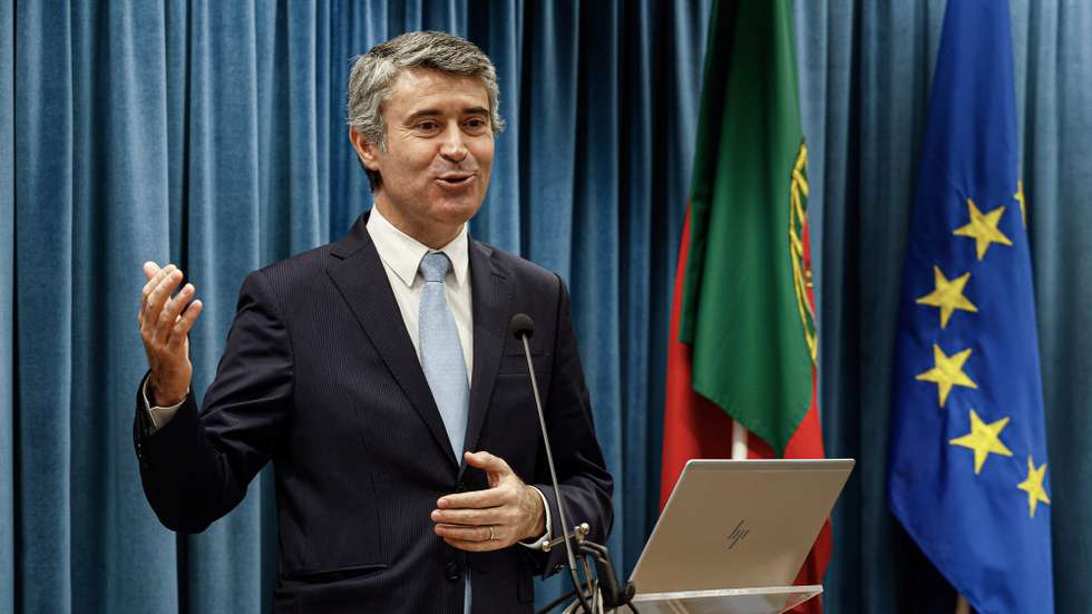 O ministro da Administração Interna, José Luís Carneiro (D), discursa  durante a apresentação do programa Verão Algarve Seguro 2023, em Faro, 14 de junho de 2023. LUÍS FORRA/LUSA