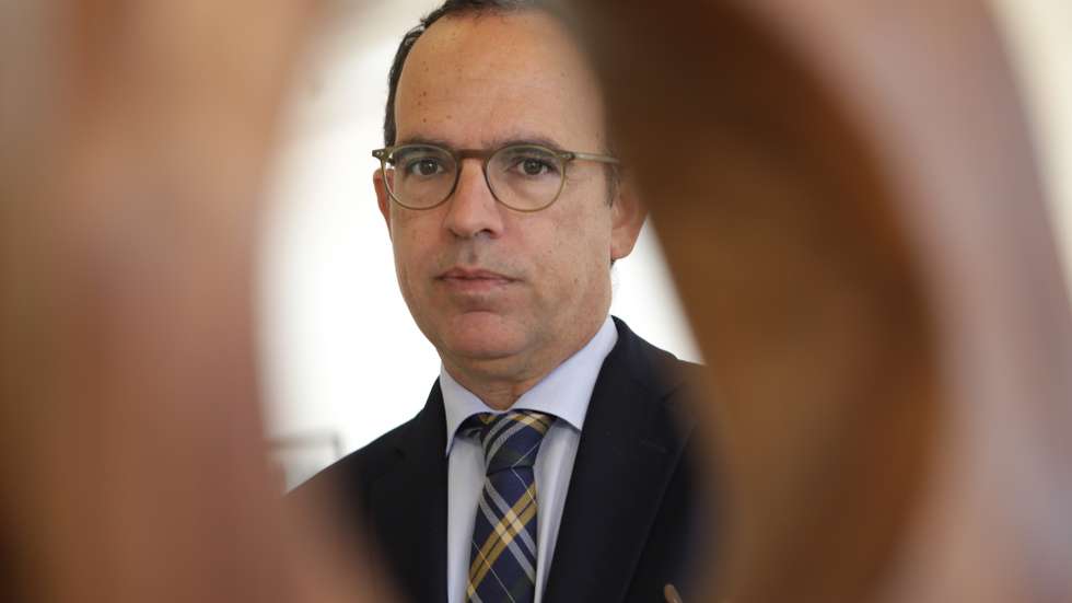 O ministro da Cultura, Pedro Adão e Silva (E), na exposição multidisciplinar de artistas moçambicanos patente no Centro Cultural Português em Maputo, Moçambique, 10 de junho de 2023. O ministro da Cultura foi um dos membros do Governo que esteve hoje em contacto direto com as comunidades lusófonas, em diferentes pontos do mundo, durante as celebrações do Dia de Portugal, de Camões e das comunidades portuguesas. LUÍSA NHANTUMBO/LUSA
