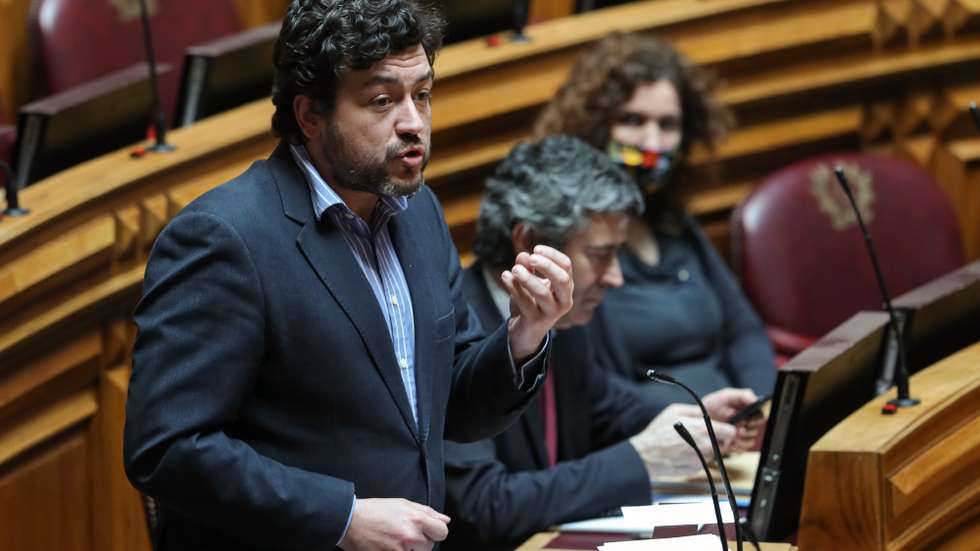 O deputado do PS Pedro Delgado Alves intervém esta tarde num debate parlamentar na Assembleia da República em Lisboa, 30 de abril de 2020. MIGUEL A. LOPES/LUSA