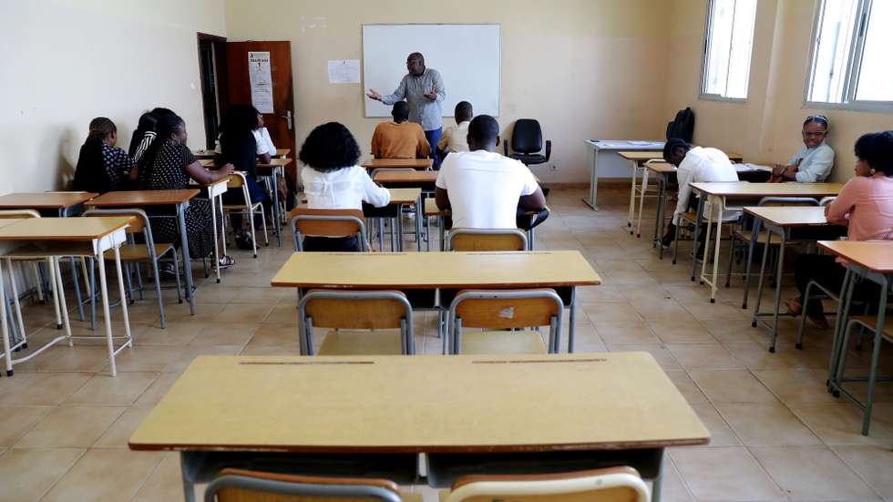 Estudantes angolanos do ensino superior durante uma aula na Faculdade de Ciências Sociais da Universidade Agostinho Neto em Luanda, Angola, Luanda, 29 de maio de 2023. Os alunos mostraram-se hoje satisfeitos pelo retorno às aulas, depois de período longo de paralisação, que exigirá da sua parte esforço maior para reterem o semestre em um mês, apelando entendimento entre as partes. Os professores do ensino superior público retomaram as aulas na sexta-feira, três meses depois de uma greve, iniciada em fevereiro, para reivindicar melhores salários, condições de trabalho e do ensino no país. AMPE ROGÉRIO/LUSA