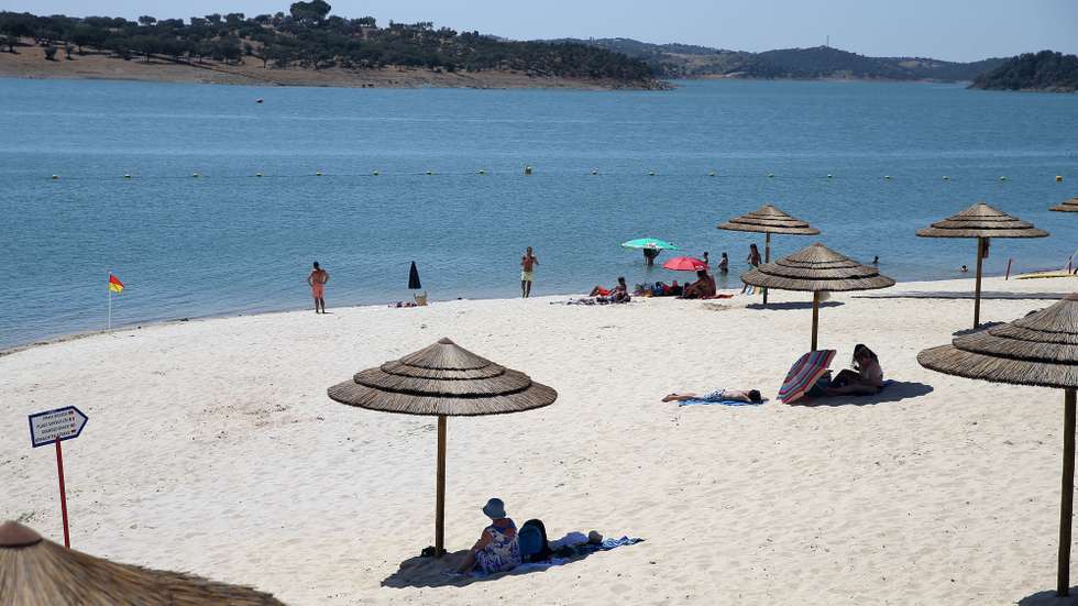 Banhistas na recentemente inaugurada praia fluvial de Azenhas D'el Rei, Alandroal, no primeiro dia de uma nova vaga de calor com temperaturas próximas dos 40 graus. Alandroal, 07 de julho de 2022. Segundo o Instituto Português do Mar e da atmosfera (IPMA), nos próximos dias, Portugal continental irá enfrentar uma situação de tempo quente persistente, que deverá dar origem a uma onda de calor em muitas áreas do território. NUNO VEIGA/LUSA