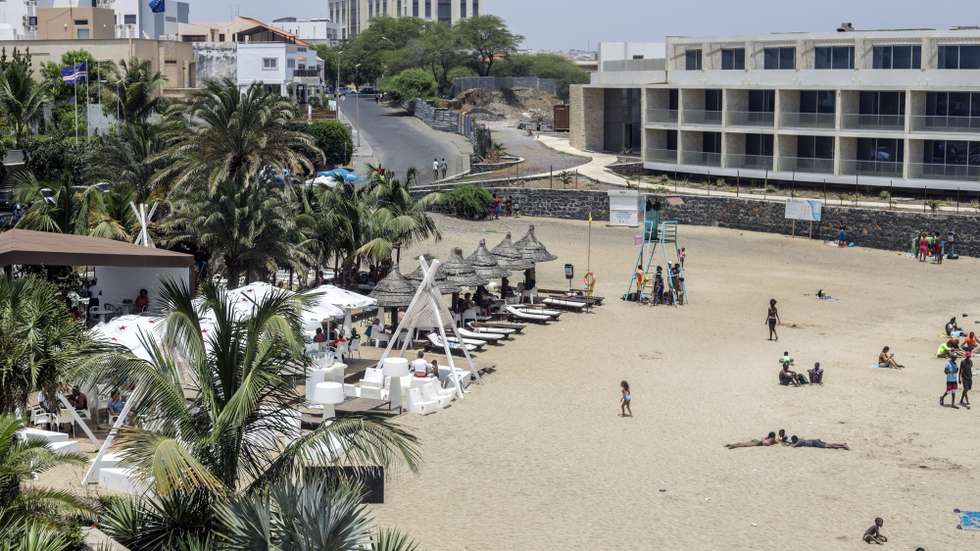 Turistas desfrutam do bom tempo na praia da Prainha, cidade da Praia, Cabo Verde, 02 de abril de 2023. O período de férias da Páscoa está a confirmar a retoma turística em Cabo Verde, com hotéis cheios e turistas estrangeiros a multiplicarem-se em passeios pelas principais localidades e praias do arquipélago. (ACOMPANHA TEXTO DA LUSA DO DIA  05 DE ABRIL DE 2023). ELTON MONTEIRO/LUSA