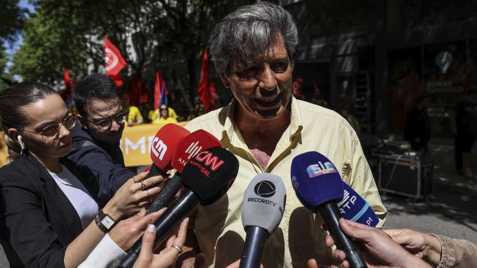 O presidente do Sindicato dos Enfermeiros Portugueses (SEP), José Carlos Martins, fala aos jornalistas durante o protesto durante a greve de 24 horas, pelo "agravamento das condições de trabalho, com o o aumento do recurso a trabalho extraordinário", a reposição da paridade salarial entre a carreira de enfermagem e a carreira técnica superior da Administração Pública, bem como a aposentação mais cedo, junto ao Ministério da Saúde, em Lisboa, 12 de maio de 2023. MIGUEL A. LOPES/LUSA