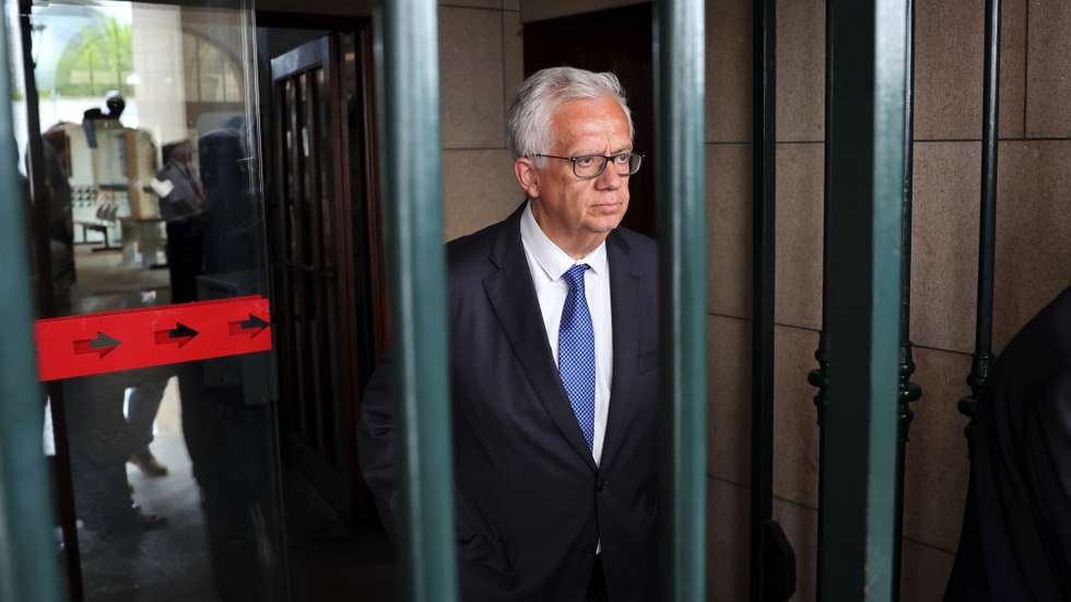 O ex-ministro da Administração Interna, Eduardo Cabrita, à saida do Tribunal Judicial de Évora onde hoje foi interrogado como arguido na instrução do processo do atropelamento mortal na A6, juntamente com outros envolvidos no acidente. Em 18 de junho de 2021, Nuno Santos, funcionário de uma empresa que realizava trabalhos de manutenção na A6, foi atropelado mortalmente pelo automóvel em que seguia o então ministro da Administração Interna, Eduardo Cabrita, no concelho de Évora.
Évora, 09 de junho de 2023. NUNO VEIGA/LUSA