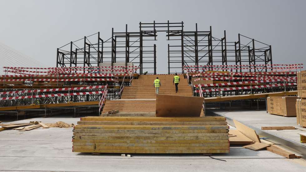Obras de construção do altar palco para a Jornada Mundial da Juventude (JMJ), no Parque Tejo Trancão, em Lisboa, 28 de junho de 2023. A um mês da Jornada Mundial da Juventude (JMJ), os trabalhos no principal recinto do evento, no Parque Tejo-Trancão (Lisboa e Loures), estão quase todos concluídos, faltando terminar o altar palco e a instalação das casas de banho. (ACOMPANHA TEXTO DA LUSA DO DIA 01 DE JULHO DE 2023). MANUEL DE ALMEIDA/LUSA.