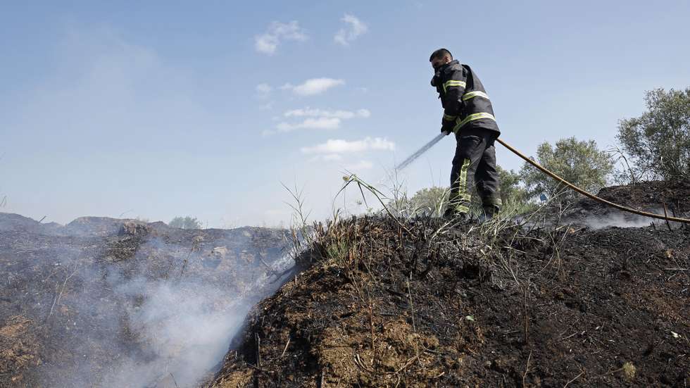 Um bombeiro combate um incêndio que deflagrou hoje numa área de mato e ervas secas na zona do Lumiar, em Lisboa, informou à Lusa o chefe de turno do Regimento de Sapadores Bombeiros, Lisboa, 29 de junho de 2023. O fogo – cujo alerta foi dado às 15:43 – está a lavrar na Azinhaga Fonte Velha, Quinta do Olival, perto da Rua Daciano Costa e do Clube de Ténis Paço do Lumiar e de acordo com informação disponível na página da Proteção Civil, pelas 17:30 estavam no local 71 operacionais, apoiados por 20 viaturas. ANTÓNIO PEDRO SANTOS/LUSA