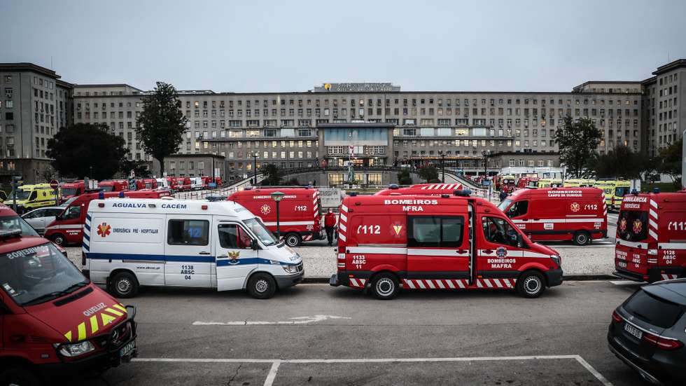 Dezenas de ambulâncias com pacientes aguardam no exterior do Hospital de Santa Maria em Lisboa para deixar os doentes na urgência hospitalar, Lisboa, 28 de janeiro de 2021. O Centro Hospitalar Universitário Lisboa Norte dá conta de que este serviço de urgência do Hospital de Santa Maria “tem registado picos de afluência”, que “quase metade dos utentes são transportados de ambulância. MÁRIO CRUZ/LUSA