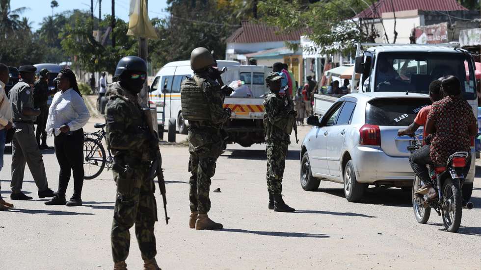Militares vigiam avenida principal de Mocímboa da Praia, Cabo Delgado, norte de Moçambique, 26 de junho de 2023. Há residentes de etnia maconde que já rumaram a Mueda, no planalto de Cabo Delgado, “para plantar milho”, mas o que os muânis como Assumane sabem fazer é plantar arroz nos campos de Auasse, ali perto de Mocímboa de Praia. (acompanha texto de 26 de junho de 2023). LUÍS FONSECA/LUSA