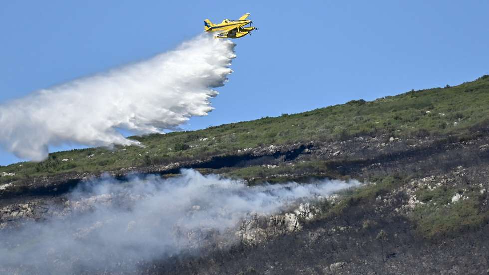 Uma aeronave combate o incêndio que deflagrou na quarta-feira na serra do Montejunto que mobiliza mais de 500 operacionais, no Cadaval, 13 de julho de 2023. CARLOS BARROSO/LUSA