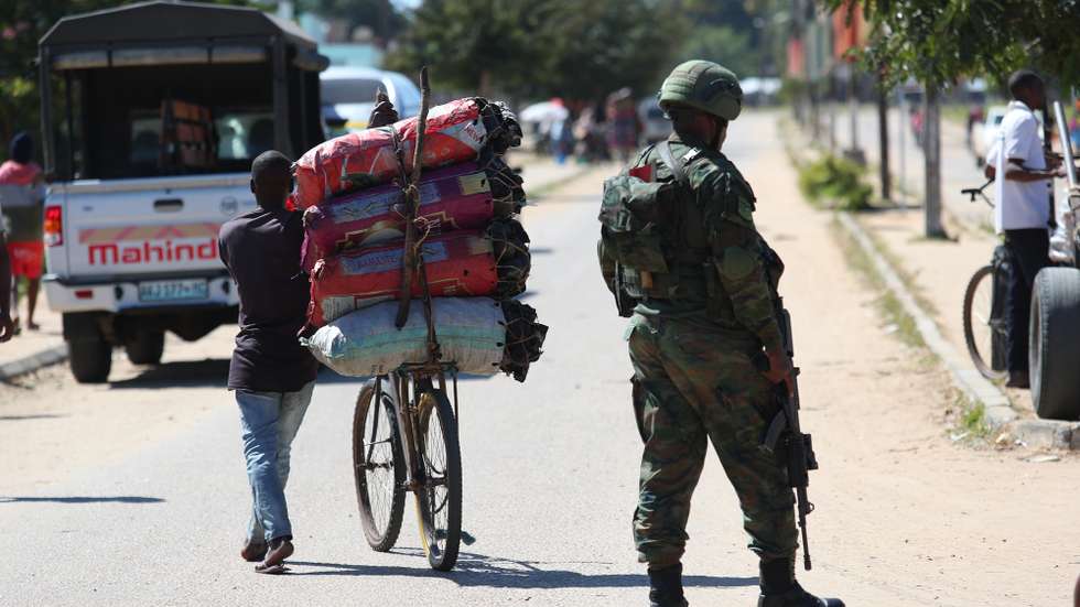 Militares vigiam avenida principal de Mocímboa da Praia, Cabo Delgado, norte de Moçambique, 26 de junho de 2023. Há residentes de etnia maconde que já rumaram a Mueda, no planalto de Cabo Delgado, “para plantar milho”, mas o que os muânis como Assumane sabem fazer é plantar arroz nos campos de Auasse, ali perto de Mocímboa de Praia. (acompanha texto de 26 de junho de 2023). LUÍS FONSECA/LUSA