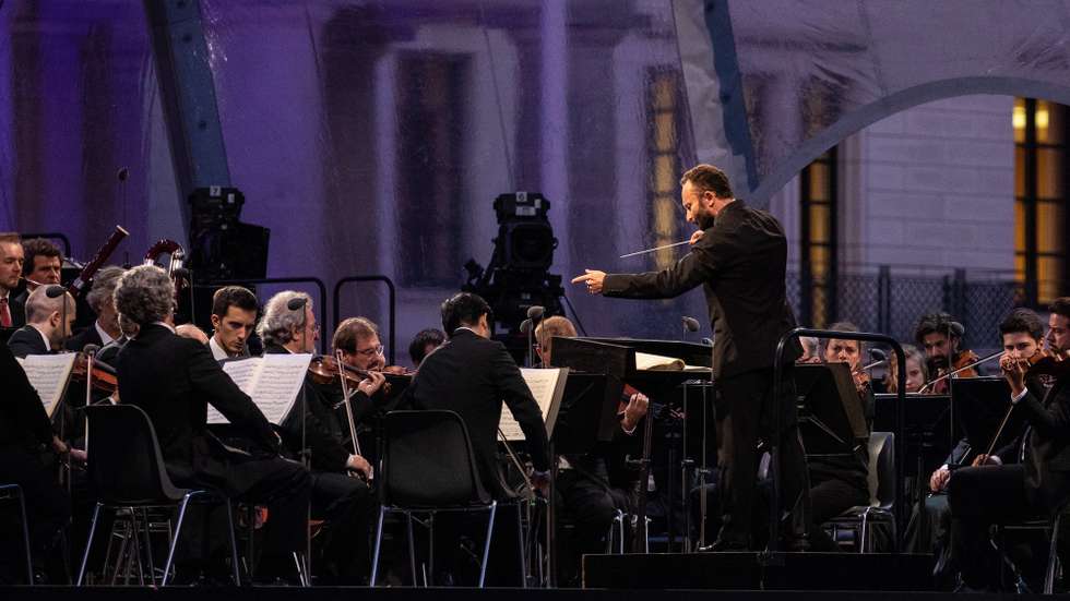 epa07791479 New chief conductor Kirill Petrenko and The Berlin Philharmonic Orchestra (Berliner Philharmoniker) perform in front of the Brandenburg Gate, in Berlin, Germany, 24 August 2019. The world famous orchestra will play for the first time in an open-air concert Beethoven’s Ninth Symphony in front of the Brandenburg Gate under their new chief conductor Kirill Petrenko.  EPA/OMER MESSINGER