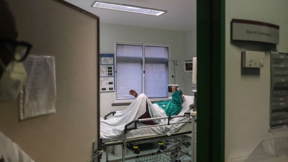 Um doente no Serviço de Pneumologia do Hospital Fernando Fonseca, onde são seguidos doentes com Doença Pulmonar Obstrutiva, na Amadora, 08 de abril de 2021. O Serviço de Pneumologia do Hospital Fernando Fonseca (Amadora – Sintra) iniciou um processo que permite monitorizar os doentes com Doença Pulmonar Obstrutiva Crónica à distância. (ACOMPANHA TEXTO DA LUSA DO DIA 15 DE MAIO DE 2021). MÁRIO CRUZ/LUSA