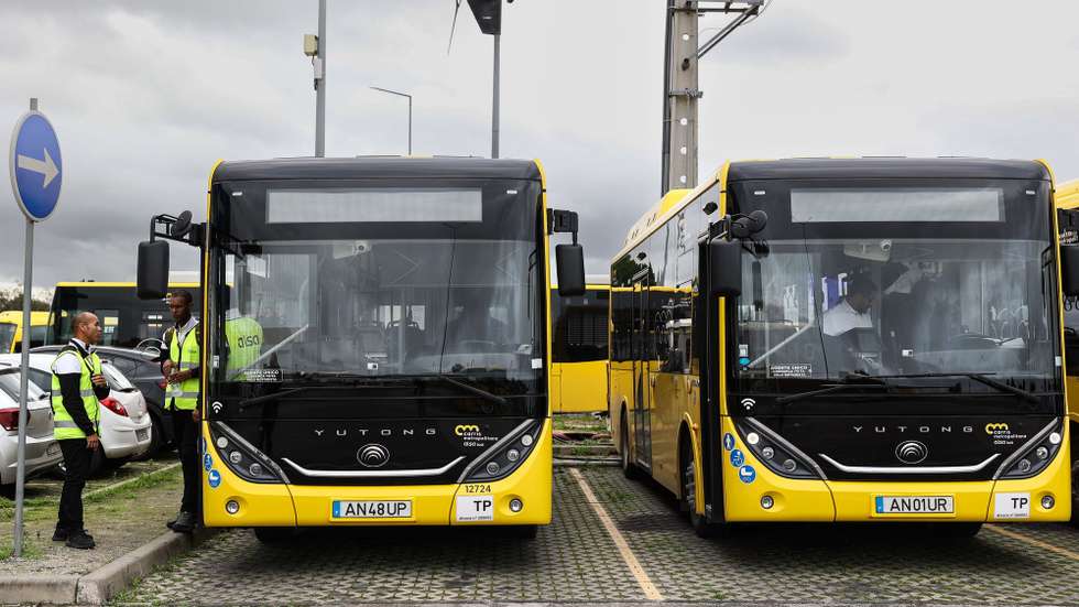 Motoristas de nacionalidade cabo-verdiana da transportadora de passageiros Alsa Todi, na sede da empresa, na Moita, 24 de novembro de 2022. A Alsa Todi contratou várias dezenas de motoristas cabo-verdianos para colmatar a falta de pessoal na empresa. (ACOMPANHA TEXTO DA LUSA DA LUSA DO DIA 26 DE NOVEMBRO DE 2022). TIAGO PETINGA/LUSA