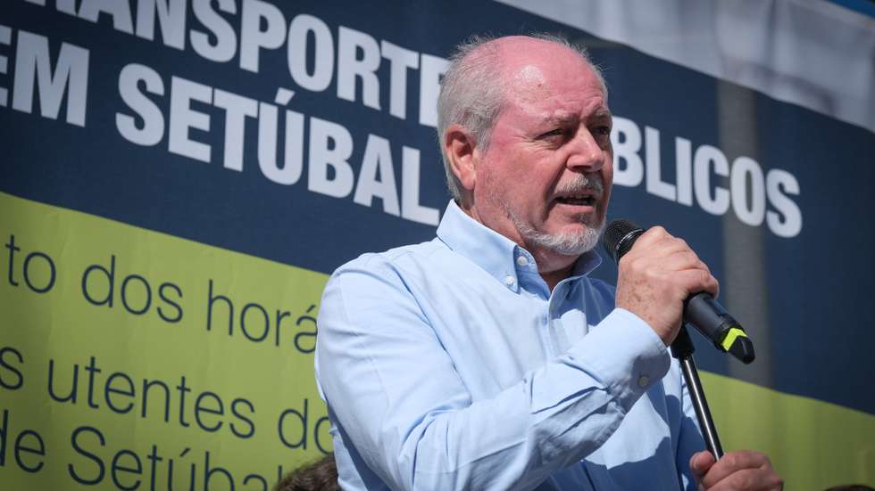 O presidente da Câmara Municipal de Setúbal, André Martins, fala durante a manifestação “Em defesa de Transportes Públicos de Qualidade” que decorreu em Setubal, 01 de Outubro de 2022. RUI MINDERICO/LUSA