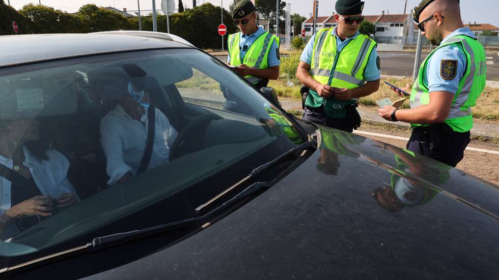 Militares da Guarda Nacional Republicana (GNR) dedicados ao controlo de fronteiras , procedem à  identificação seletiva de condutores de ligeiros à entrada para Portugal na fronteira do Caia (Elvas). Estas ações iniciaram às 00.00 de hoje nos 21 pontos de passagem autorizados na fronteira terrestre nacional, devido às Jornadas Mundiais da Juventude, que decorrerão no início do mês de agosto. Elvas, 22 de julho de 2023. NUNO VEIGA/LUSA