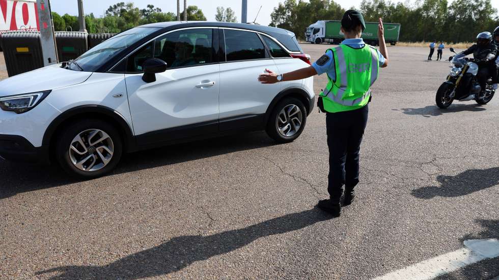 Militares da Guarda Nacional Republicana (GNR) dedicados ao controlo de fronteiras , procedem à  identificação seletiva de condutores de ligeiros à entrada para Portugal na fronteira do Caia (Elvas). Estas ações iniciaram às 00.00 de hoje nos 21 pontos de passagem autorizados na fronteira terrestre nacional, devido às Jornadas Mundiais da Juventude, que decorrerão no início do mês de agosto. Elvas, 22 de julho de 2023. NUNO VEIGA/LUSA