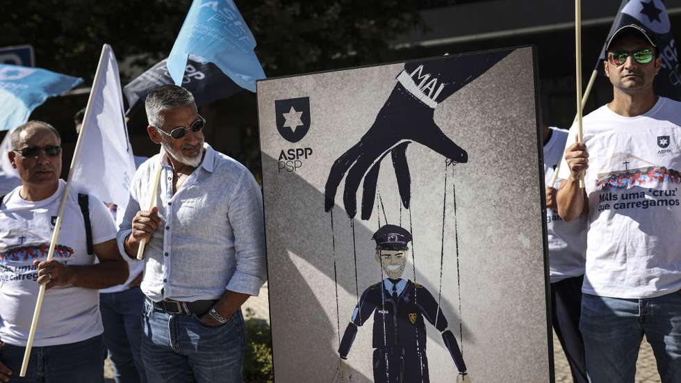Elementos da PSP concentram-se em frente ao Comando Metropolitano de Lisboa da PSP, Lisboa, 31 de julho 2023. A Associação Sindical dos Profissionais da Polícia (ASPP/PSP) termina várias ações de luta e contestação às políticas do Governo, nomeadamente "as políticas que não têm respondido aos problemas graves que afetam a PSP e a Segurança Interna". FILIPE AMORIM/LUSA
